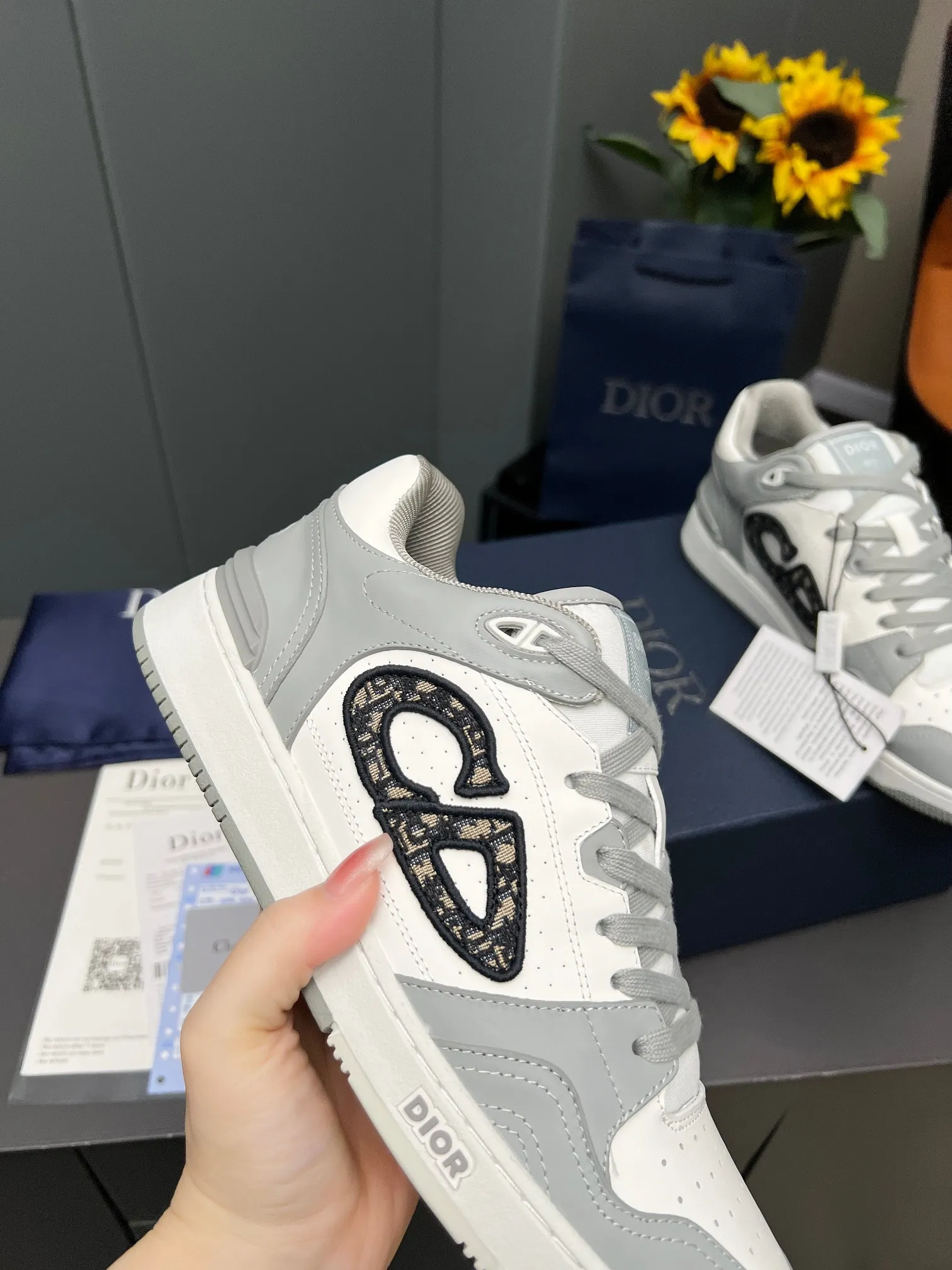 Men's Men's Shoes 💰600 Dior DiorB57 top version of low-top sneakers! ! ! Navy blue with beige smooth first-layer cowhide, fully oiled edges, T men's shoes 💰U outsole.  The 2024 autumn men's wear series has made a wonderful debut, a new classic item launched by Dior. Crafted from smooth first-grain cow leather in navy blue and beige, it's accented by a large leather heat-stamped CD logo on the sides. The distinctive laces of the same color match the color of the shoe body, and the opening and closing are decorated with various classic details on the tongue, sole and back side to enhance the style. The eyelet details, upper stitching and heel strip panels of the same color highlight the dynamic charm of its sports style. Exclusive two-color molded T men's shoes 💰U outsole is light, comfortable, non-slip and wear-resistant, the mesh lining and feet are customized with original colors, soft and breathable. Exquisite production technology highlights the grade, and can be matched with all kinds of clothing to create a refined look.
